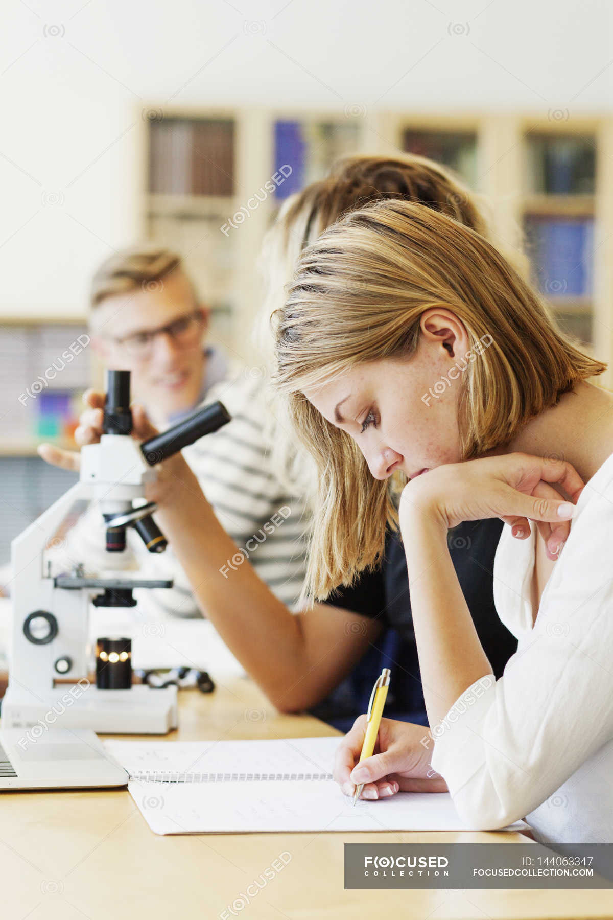 Молодые студенты, обучающиеся в классе — Пен, Наука - Stock Photo ...