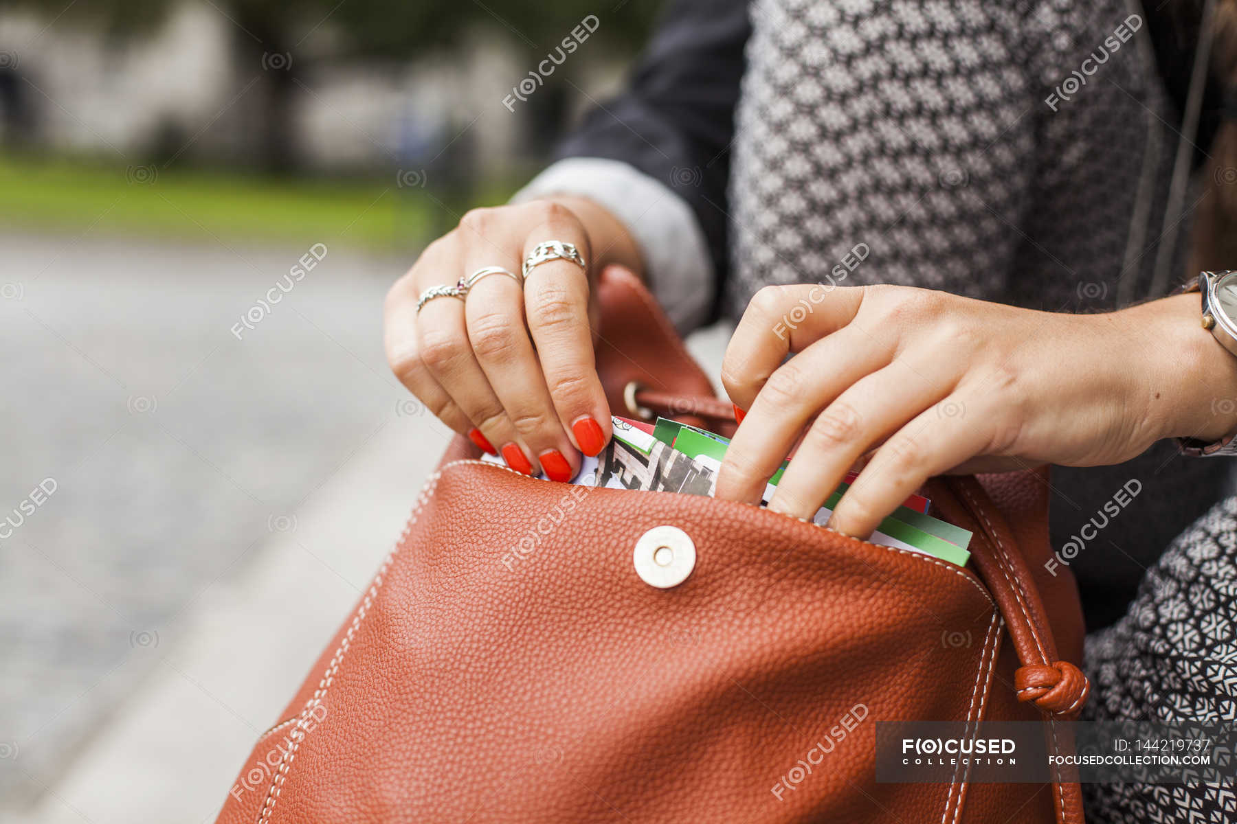 Открыл кошелку достал. Раскрытая женская сумочка. Открытая сумочка. Открытая женская сумка. Девушка открывает сумку.