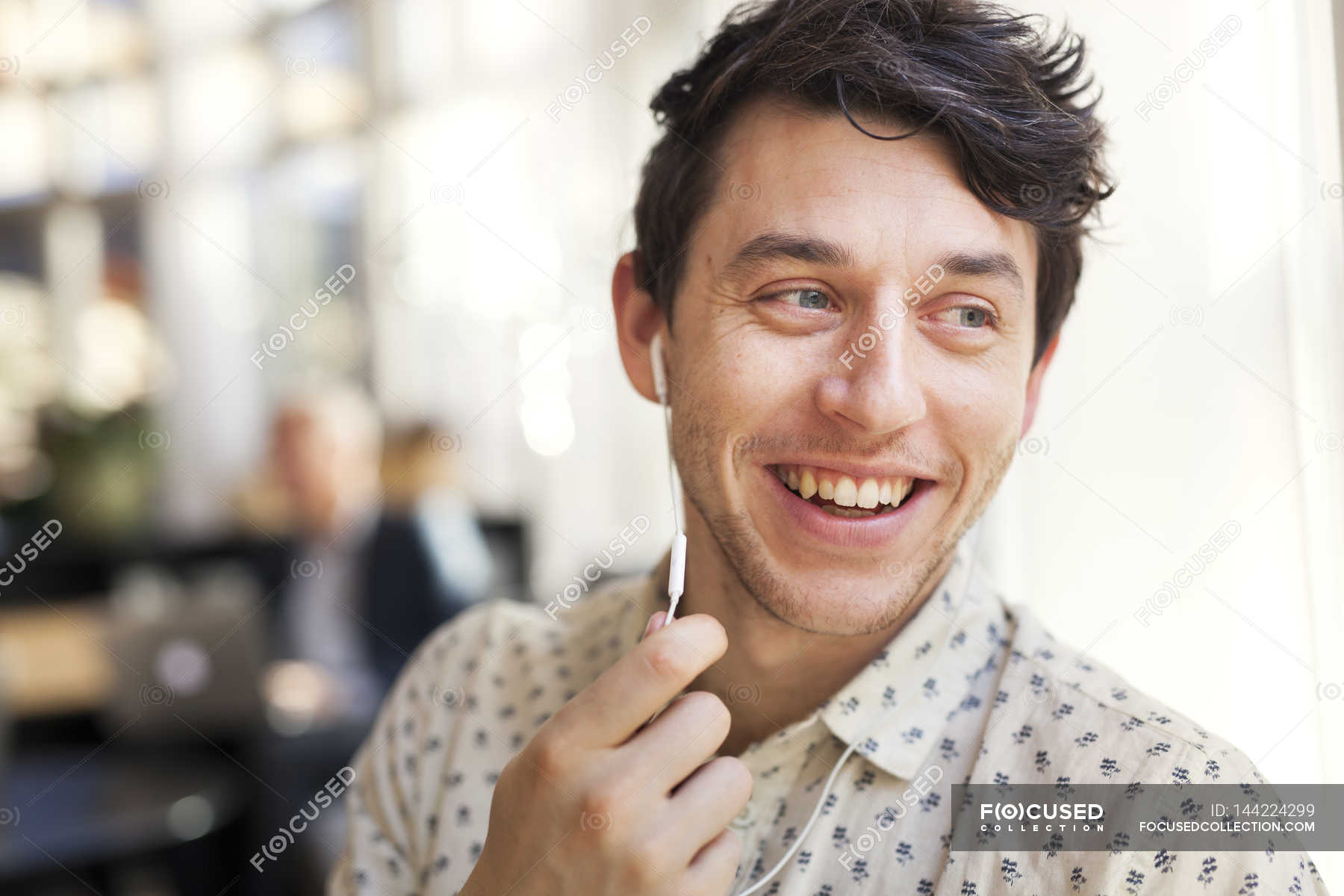 Когда сказали улыбнись. Он улыбается когда говорит. Когда я ее фотографировал я не говорил улыбнись я. Женщина смеется. Кто много шутит и смеется тот.