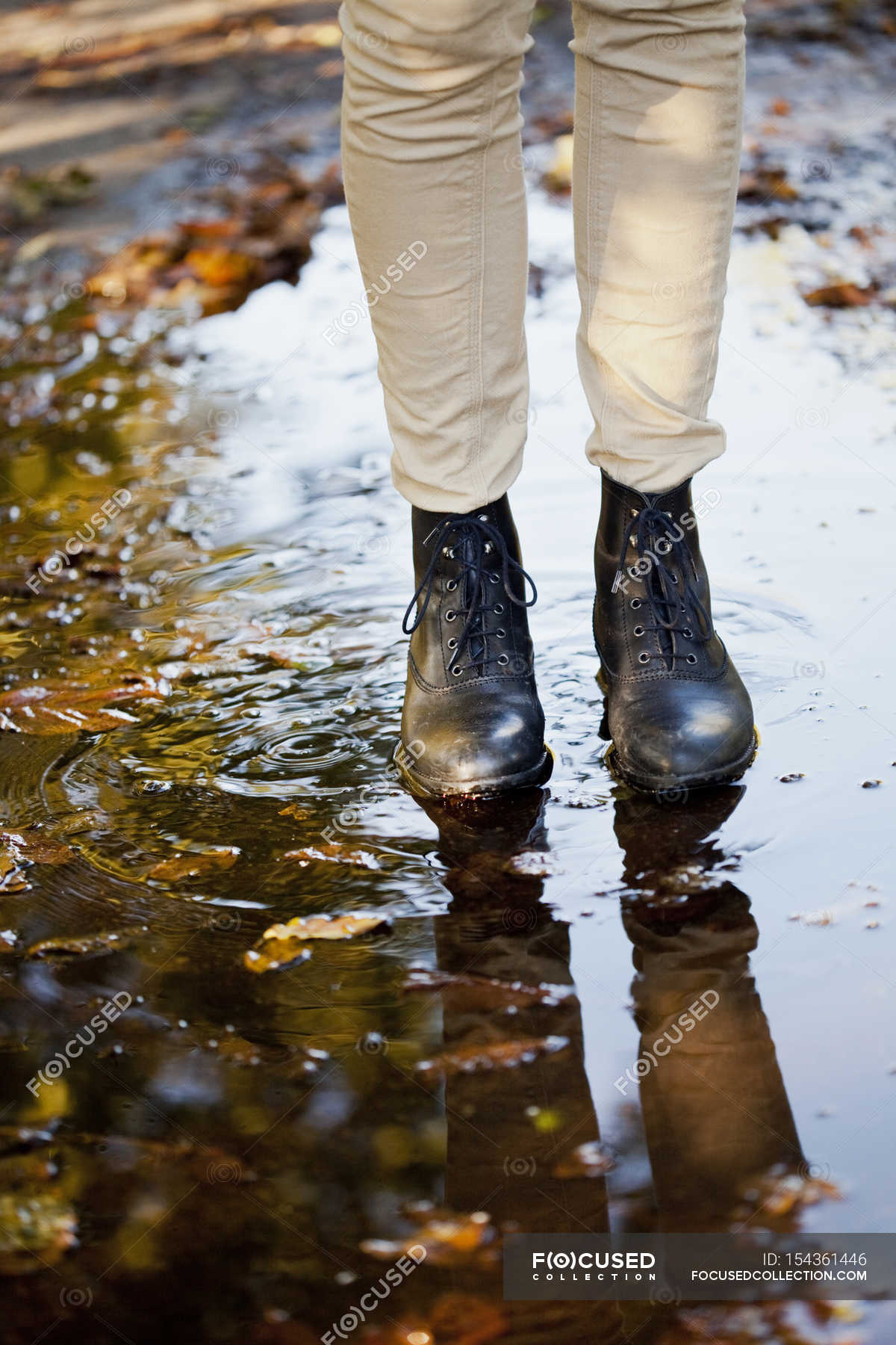 Woman walking on puddle — beige, reflektion - Stock Photo | #154361446