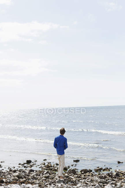Mann steht am Strand — Stockfoto