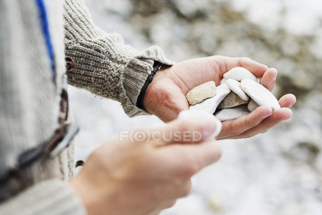 Hände, die Steine halten — Stockfoto