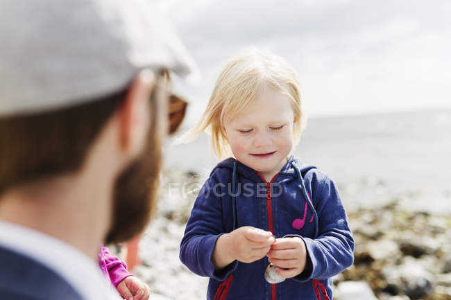 Hija con padre en la playa - foto de stock