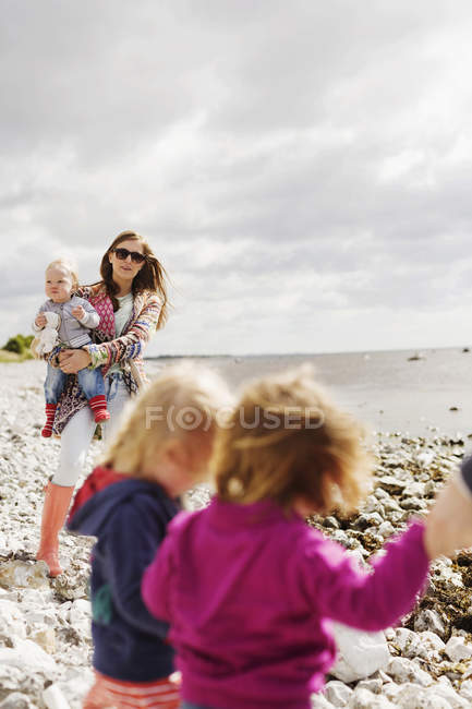 Família na praia no dia ensolarado — Fotografia de Stock