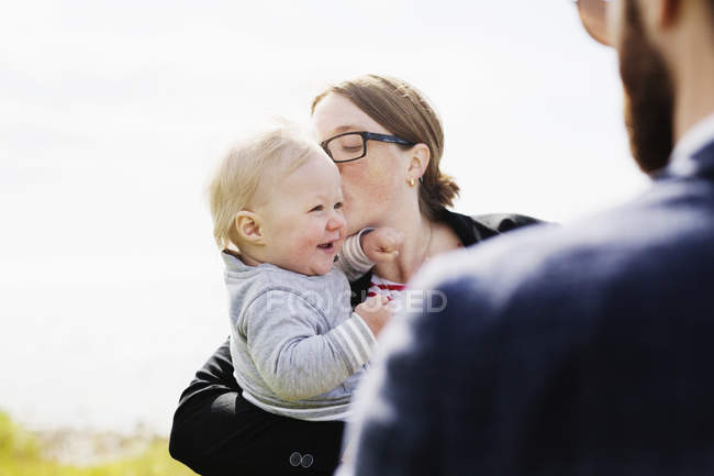 Madre besar hijo - foto de stock