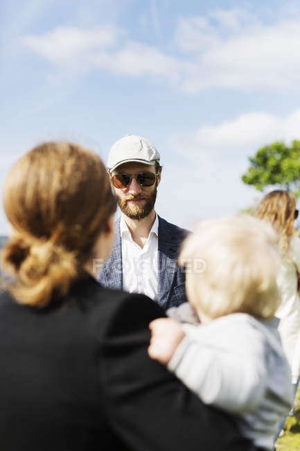 Man looking at woman and child — Stock Photo
