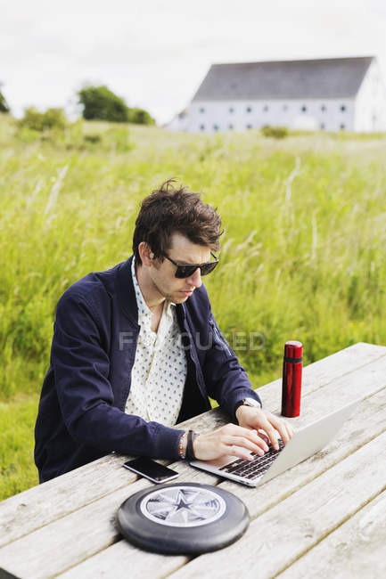Man using laptop — Stock Photo