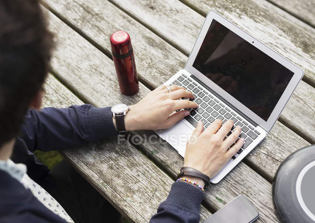Mann benutzte Laptop mit Plastikscheibe — Stockfoto