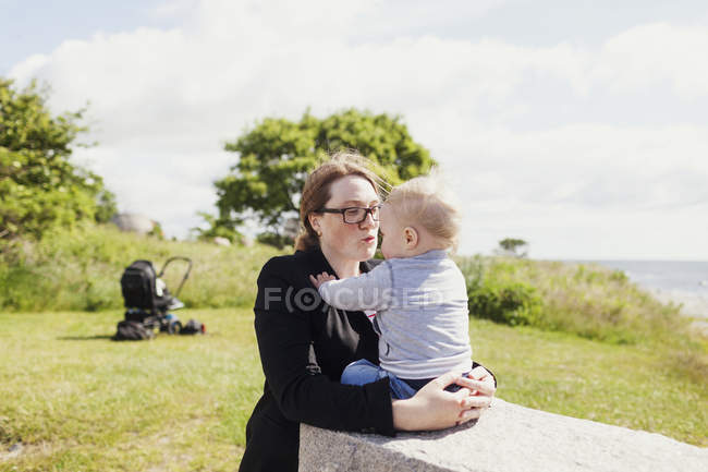 Madre con hijo en el campo - foto de stock