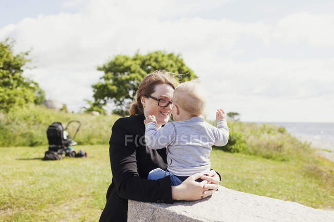 Mutter mit Sohn auf Feld — Stockfoto