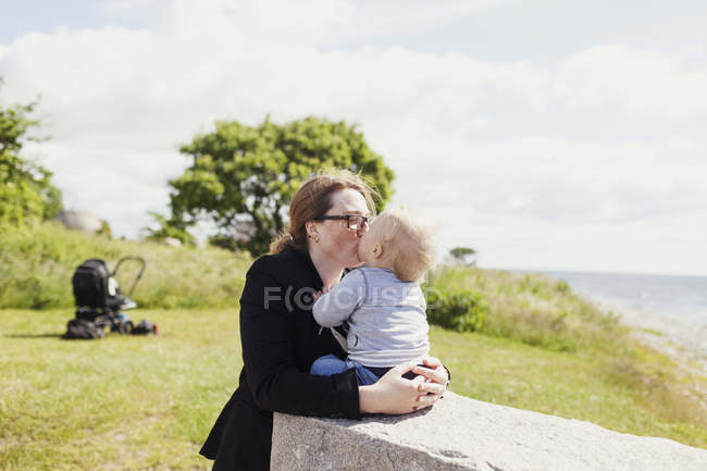 Mãe com filho no campo — Fotografia de Stock