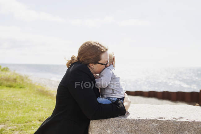 Мати з сином на полі — стокове фото
