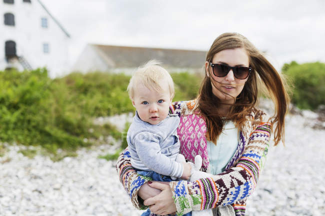 Madre holding figlio — Foto stock