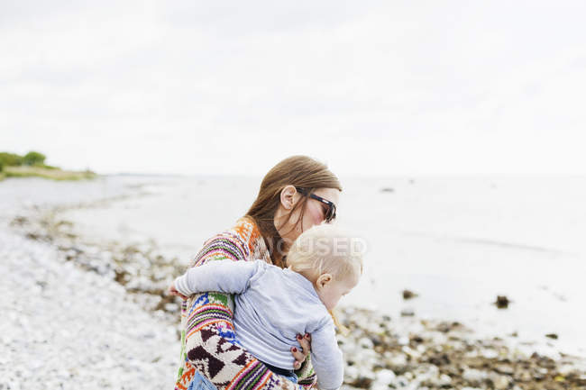 Mãe segurando filho — Fotografia de Stock