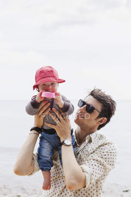 Hombre sosteniendo bebé - foto de stock