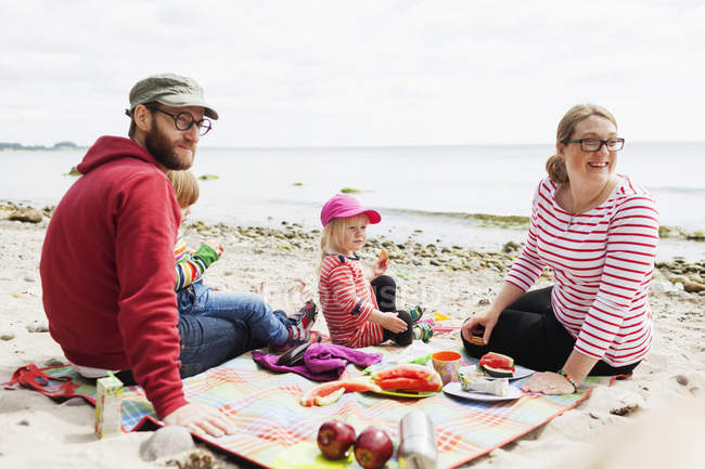 Сім'я, насолоджуючись пікнік — стокове фото