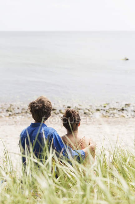 Couple sitting at beach — Stock Photo