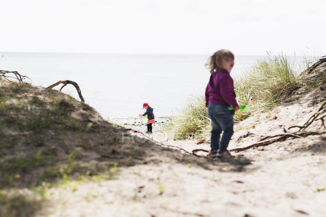 Enfants jouant sur le terrain — Photo de stock