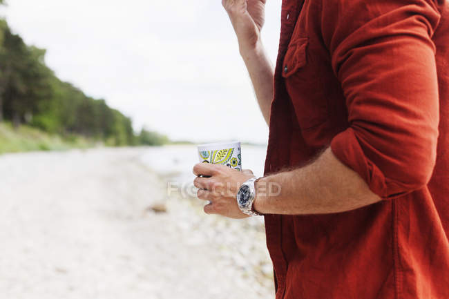 Hombre sosteniendo bebida - foto de stock