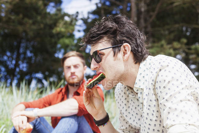 Homme mangeant pastèque — Photo de stock