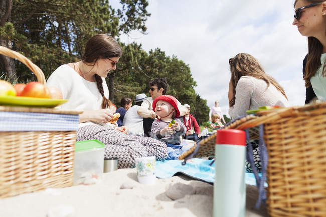 Menschen beim Picknick — Stockfoto
