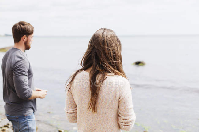 Мужчина и женщина стоят на берегу — стоковое фото
