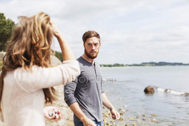 Homem e mulher em pé na costa — Fotografia de Stock