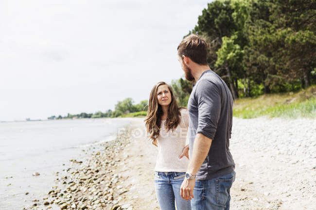 Мужчина и женщина разговаривают на побережье — стоковое фото