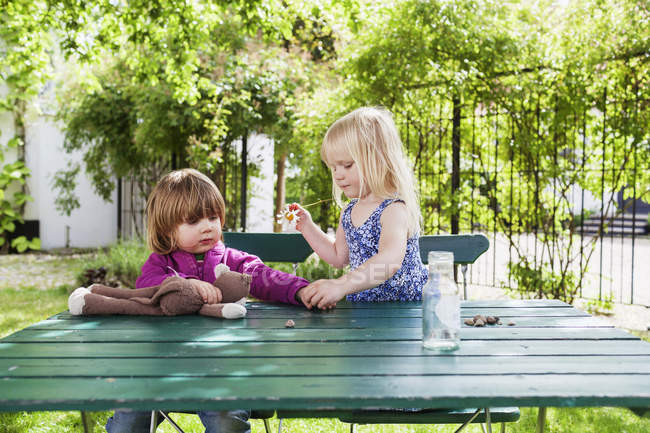 Siblings playing on table — Stock Photo