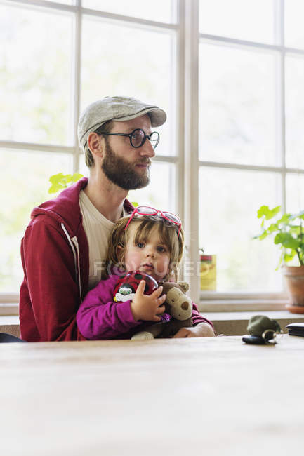 Filha sentada com o pai — Fotografia de Stock