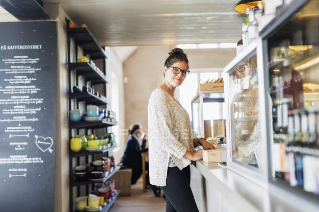 Proprietaria donna in piedi alla caffetteria — Foto stock