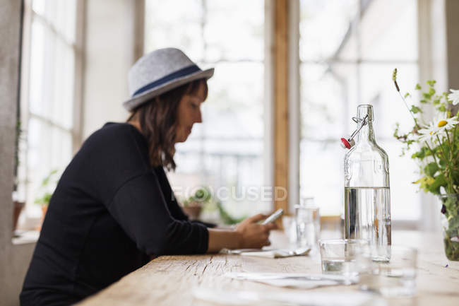 Женщина с телефоном во время сидения — стоковое фото
