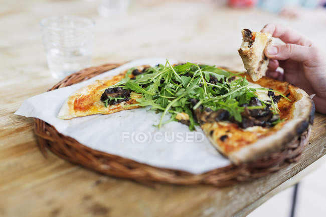 Mão segurando pizza fatia — Fotografia de Stock