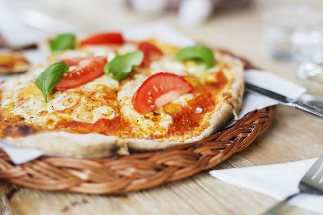 Pizza served at cafe table — Stock Photo