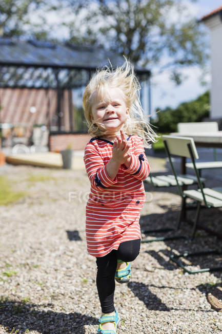Веселая девочка бежит — стоковое фото