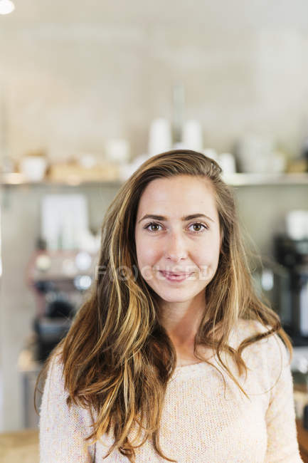 Lächelnde Frau im Restaurant — Stockfoto
