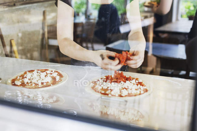 Mujer preparando pizza - foto de stock