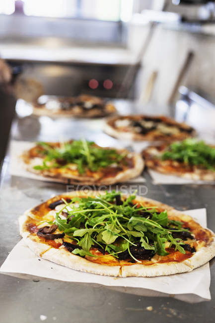 Pizzas frescas no balcão — Fotografia de Stock