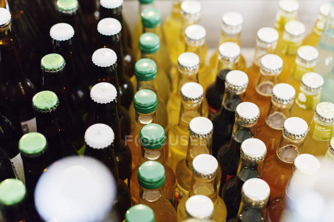Garrafas de bebidas frias no restaurante — Fotografia de Stock