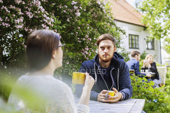Man looking at female friend — Stock Photo