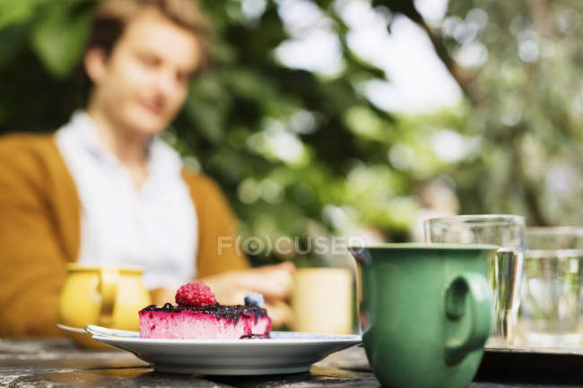 Торт і кава на столі — стокове фото