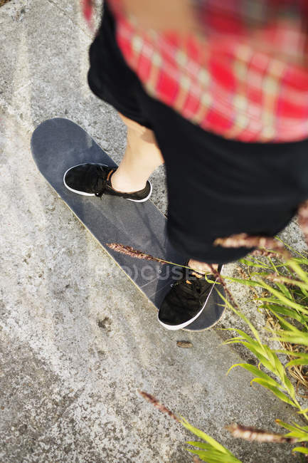 Skateboardfahrerin im Skatepark — Stockfoto