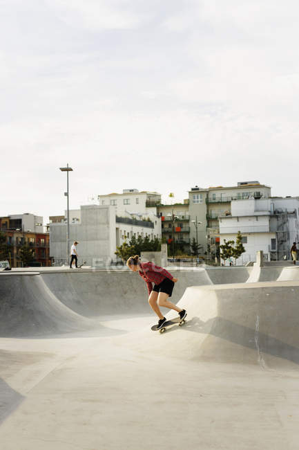 Woman skateboarding on ramp — Stock Photo
