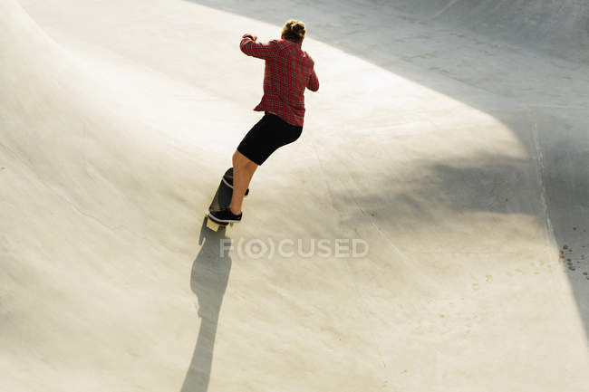 Femme skateboard sur rampe — Photo de stock