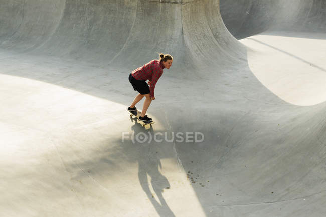 Woman skateboarding on ramp — Stock Photo