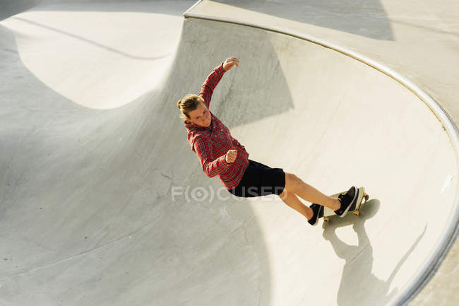 Skateboarderin auf Rampe — Stockfoto