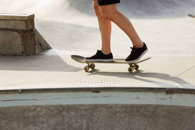 Woman skateboarding in skate park — Stock Photo