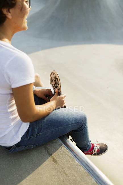 Teenage girl sitting at edge of ramp — Stock Photo