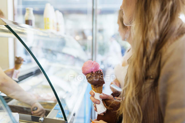 Frau mit Eistüte — Stockfoto