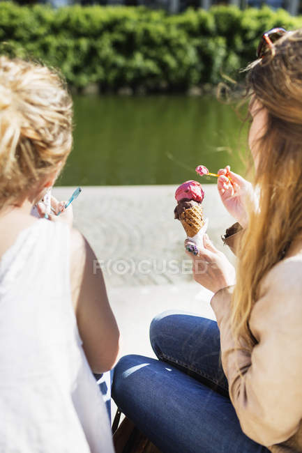 Mulheres que têm sorvete — Fotografia de Stock